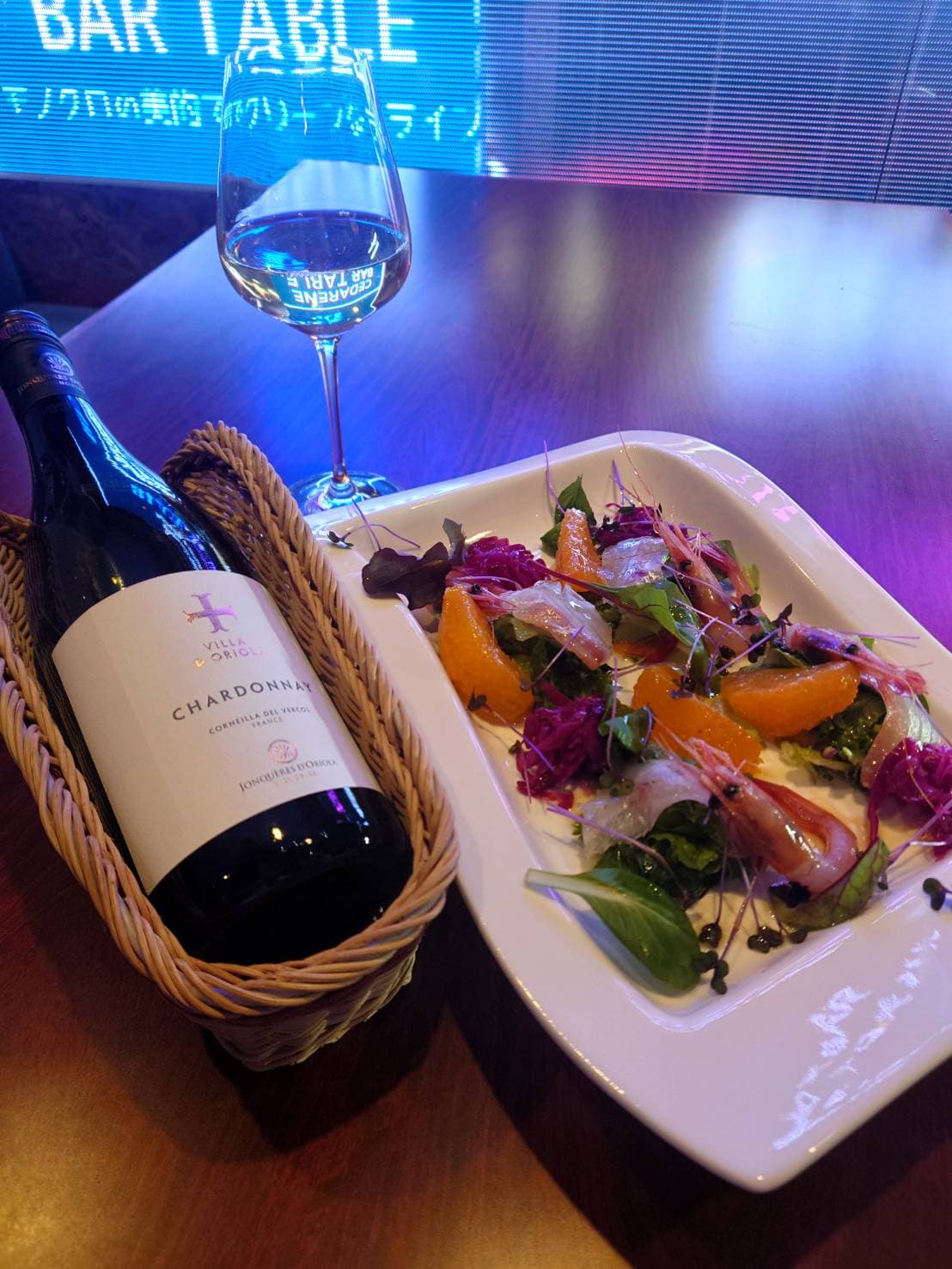 カップルがカウンターで会話を楽しむ様子