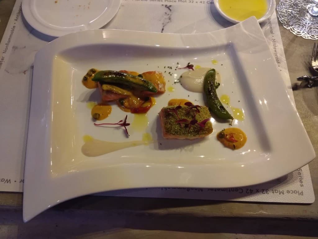 カウンターで仕上がる料理たち